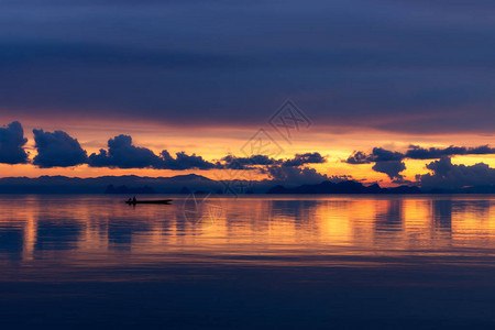 日落后美丽的蓝色湖泊蓝天白云图片