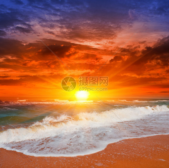 海上日落的夜景图片