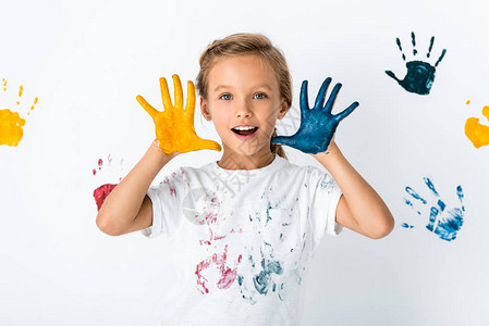 兴奋的小孩手沾着涂油漆手图片