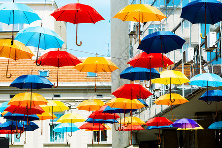与五颜六色的雨伞的街道装饰贝尔格莱图片