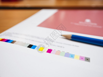 桌子上的彩色图表和数字印刷胶印图片
