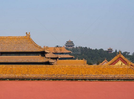 北京紫禁城皇宫的陶器屋顶瓷砖和雕刻物图片