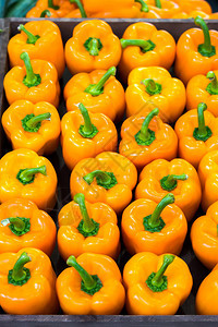 超市里的黄辣椒背景图片