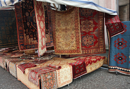 街边小摊转售古代波斯地毯图片