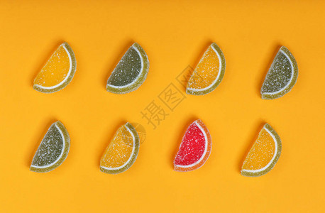 果冻以橙石灰和葡萄汁的碎块形式排列成两排图片