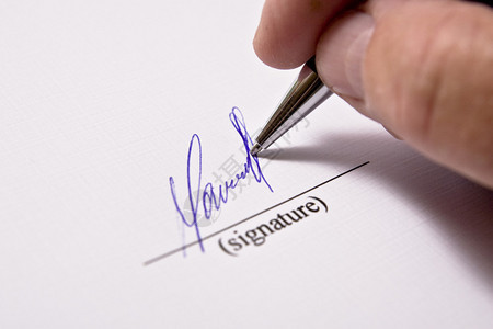 男子签署文件签名图片