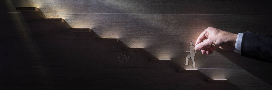 一名商人利用剪纸从公司阶梯上爬向灯光的广博图像图片