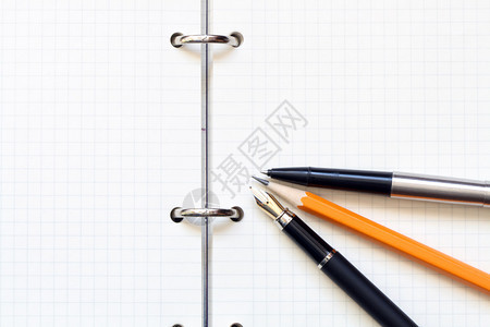 两支笔和木铅笔放在开放图片