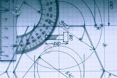 量角器在方格纸上的特写与草稿图片