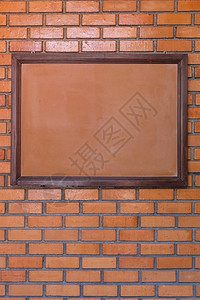 砖墙背景上的空白布告栏消息图片