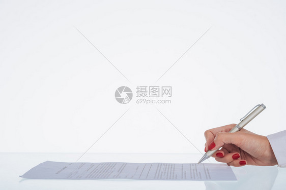女手在办公桌前签合同图片
