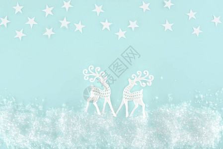 带有装饰雪星和纸鹿的圣诞背景图片