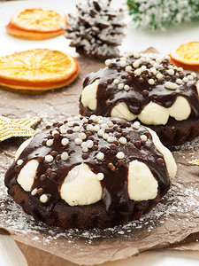 圣诞甜点巧克力果酱加奶油和冰图片