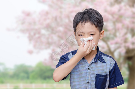 亚洲小男孩对花粉过敏图片