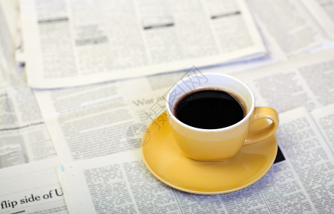 早间咖啡和报纸背景图片