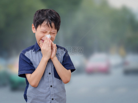 小亚洲小男孩在街上空气污染过图片