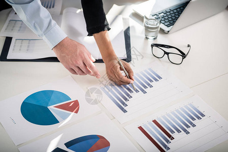 商业专家分析从办公室印刷的垂直条形和饼图上获得的统计信息图片