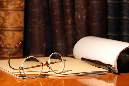 古老的眼镜纸笔和书本笔死图片