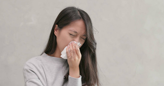 女人感到恶心和打喷嚏图片