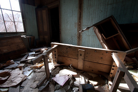 旧家具倒翻在满屋子垃圾的房间里图片
