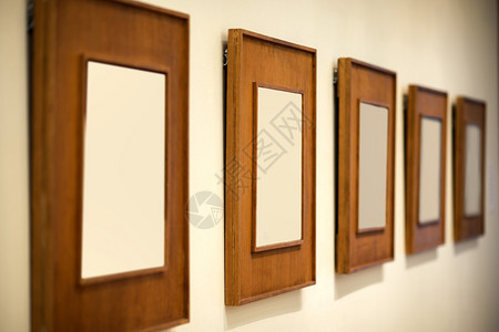 墙上成排的木制相框背景图片