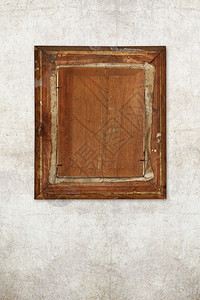 旧墙上旧木相框的背面图片