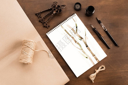相册刷子喷泉笔和桌上旧键中的竹图片