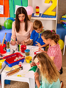 孩子们在儿童俱乐部绘画和绘画小学工艺课幼儿园老师和小学生一起工作女孩画毡尖笔孩子男孩和女孩在课图片