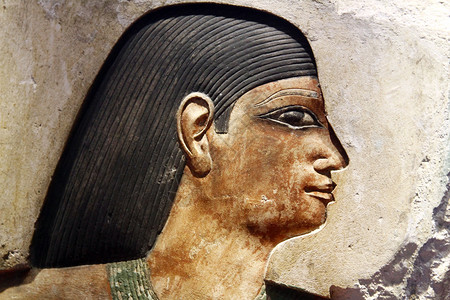 墙上一幅古埃及雕刻画的近景图片