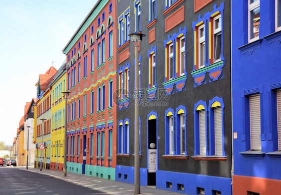 马格德堡街道上色彩缤纷的外墙图片