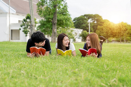 一群朋友在学校的公园里户外学习三名亚洲高中生躺在图片