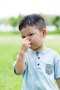可爱的亚洲小男孩用手图片