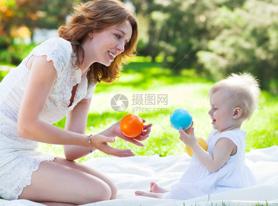 美丽的母亲和婴儿在户外快乐的妈和她的孩子一起在公园玩耍幸福家图片