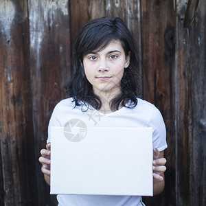 年轻女孩手上拿着白色的床单背景上挂图片