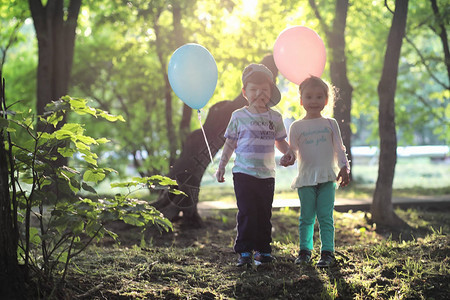 小孩子带着气球在公图片