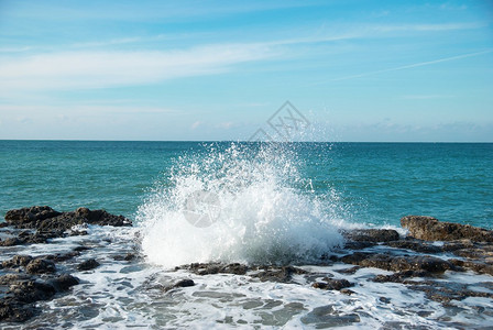 大浪在岸边拍打海泡图片