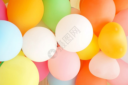 背景的五颜六色的许多气球图片