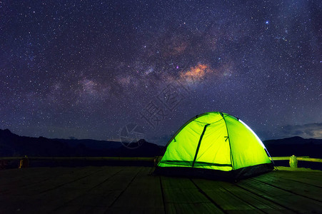在夜晚星空下的露营帐篷图片