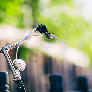 复古城市自行车彩色复古灯和街上车把背景图片