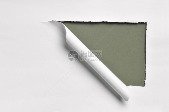 绿色背景下撕破的白纸图片