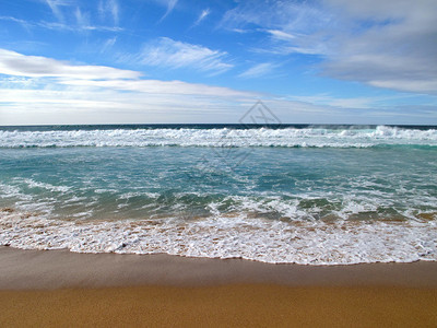 美丽的风景海浪拍打在海边图片