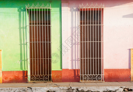 在第三世界城镇两座房屋因颜色和路面图片