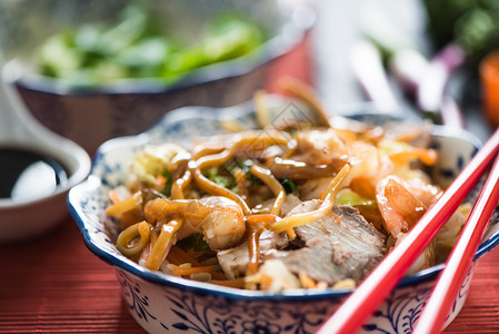 中式饭菜猪肉和鸡肉中式炒面背景