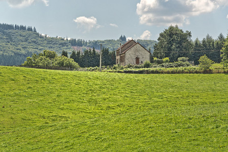 拥有建筑房和绿树阿法尔的新鲜草原背景图片