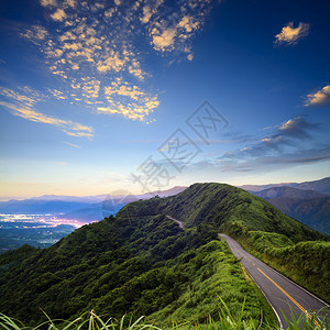 以绿色道路和良好背景的美丽风景图片