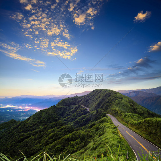 以绿色道路和良好背景的美丽风景图片