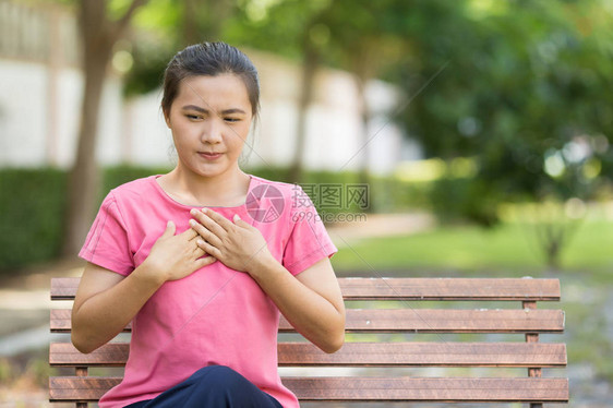 女人在花园里有反酸图片