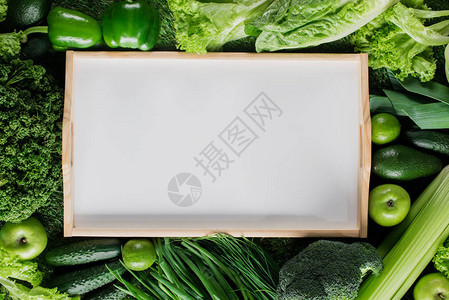 绿色蔬菜健康饮食概念之间空白盘的高度视图图片