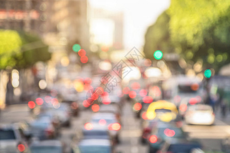 高峰时间与散焦的汽车和普通车辆洛杉矶市中心的交通堵塞美国标志城市的模糊散景明信片与明亮的日光色彩现实生活图片