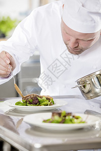 重点厨师在美食餐厅或酒店专业厨房的肉图片